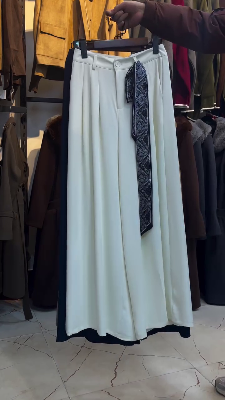 “Effortless Elegance: High-Waisted Grey Pleated Wide-Leg Trousers”