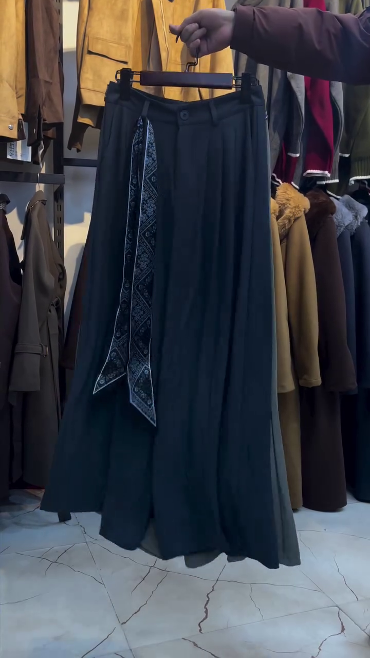 “Effortless Elegance: High-Waisted Grey Pleated Wide-Leg Trousers”