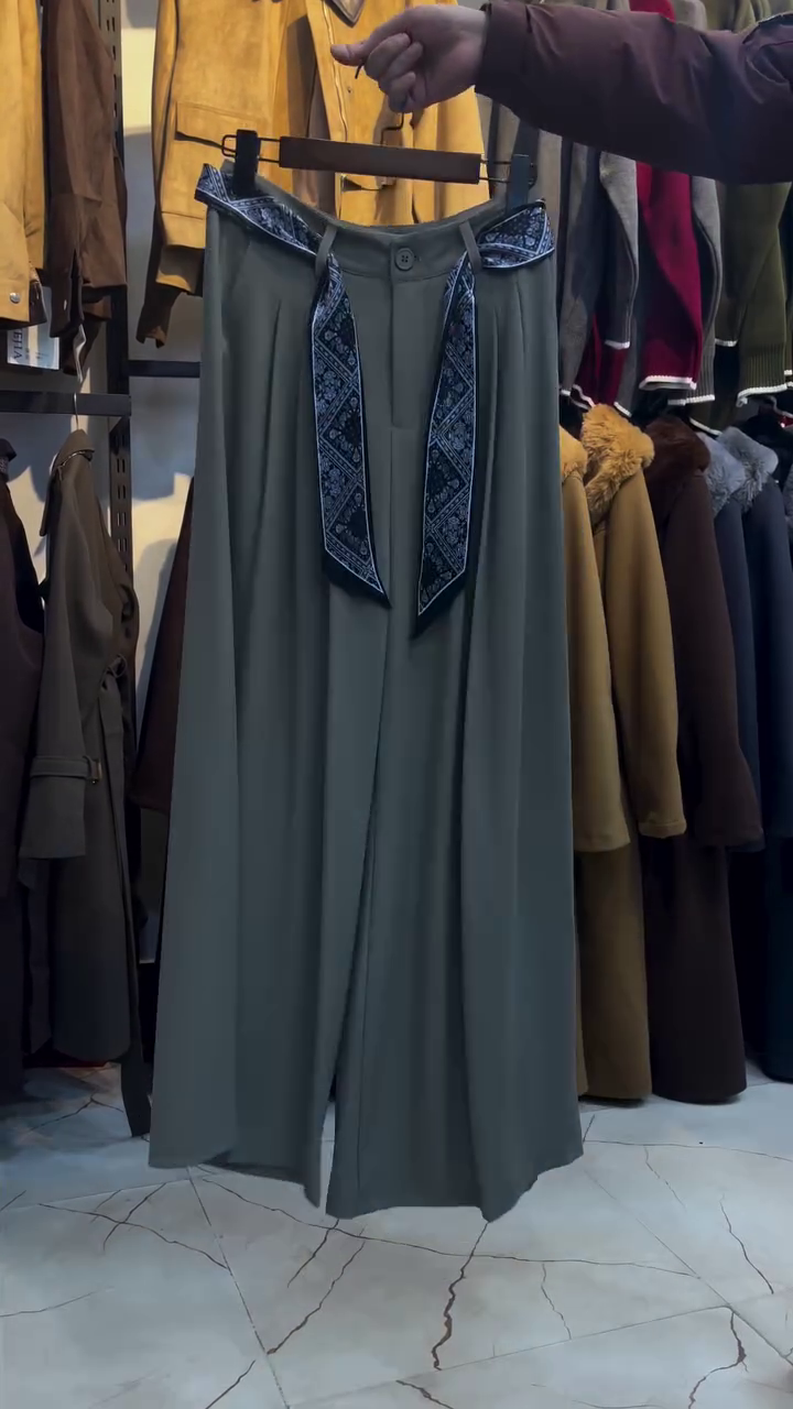 “Effortless Elegance: High-Waisted Grey Pleated Wide-Leg Trousers”