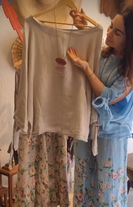 Effortless Layered Chic – Zwillingsherz Poncho Top over Floral Skirt