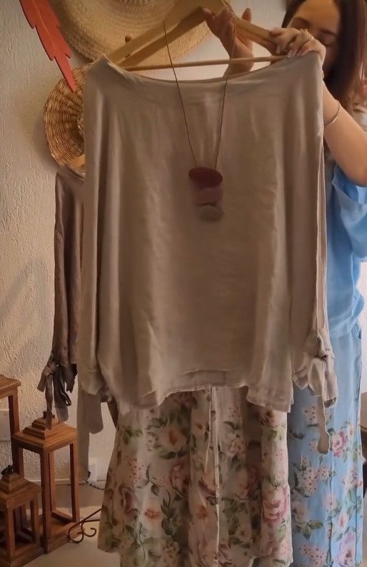Effortless Layered Chic – Zwillingsherz Poncho Top over Floral Skirt