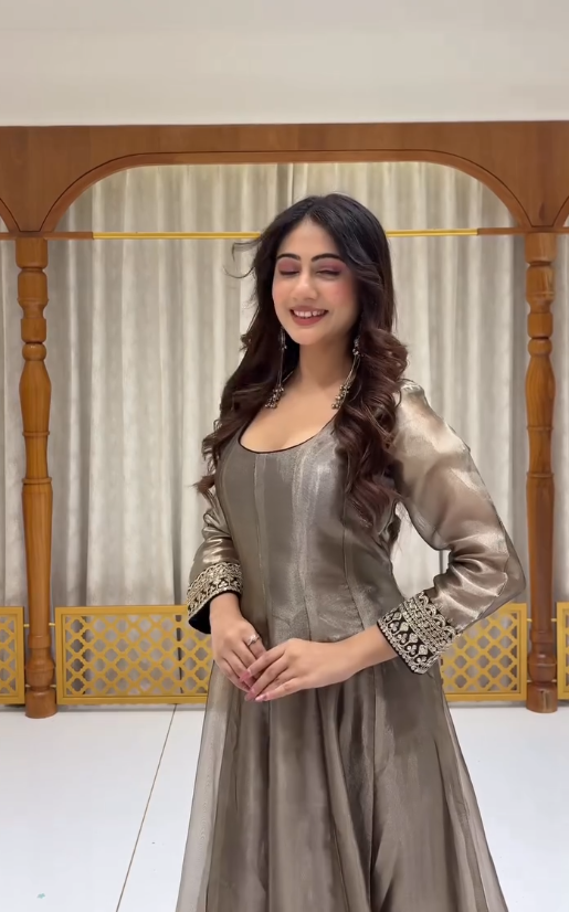 Elegant Grey Anarkali Suit Set with Black Border Dupatta – Graceful Traditional Style