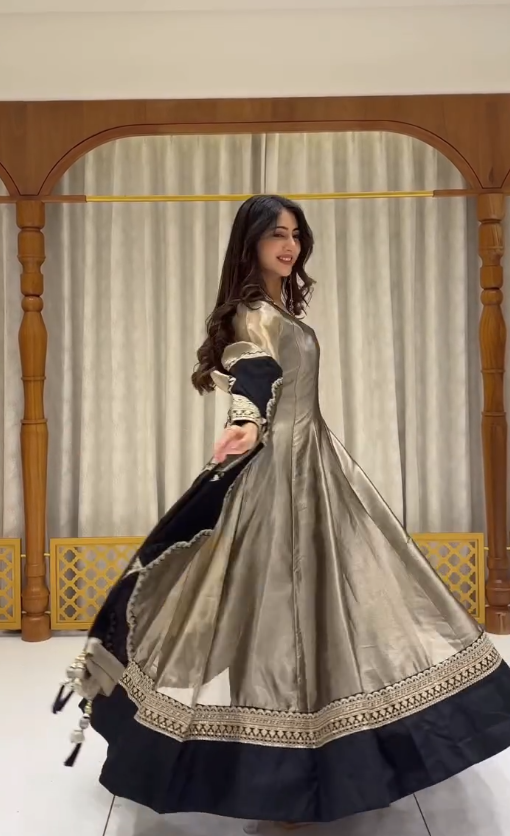 Elegant Grey Anarkali Suit Set with Black Border Dupatta – Graceful Traditional Style