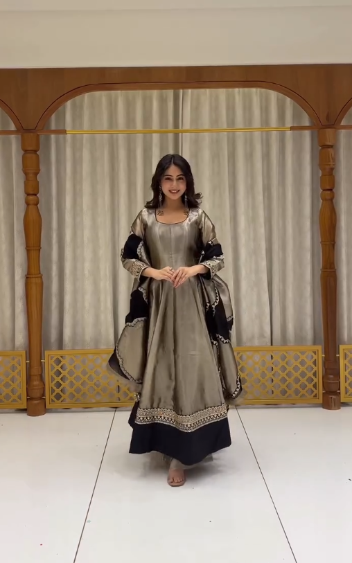 Elegant Grey Anarkali Suit Set with Black Border Dupatta – Graceful Traditional Style