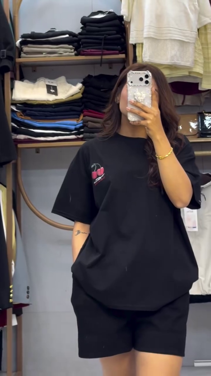 Effortless Street Style: White Oversized Drop-Shoulder T-Shirt with Minimal Chest Graphic