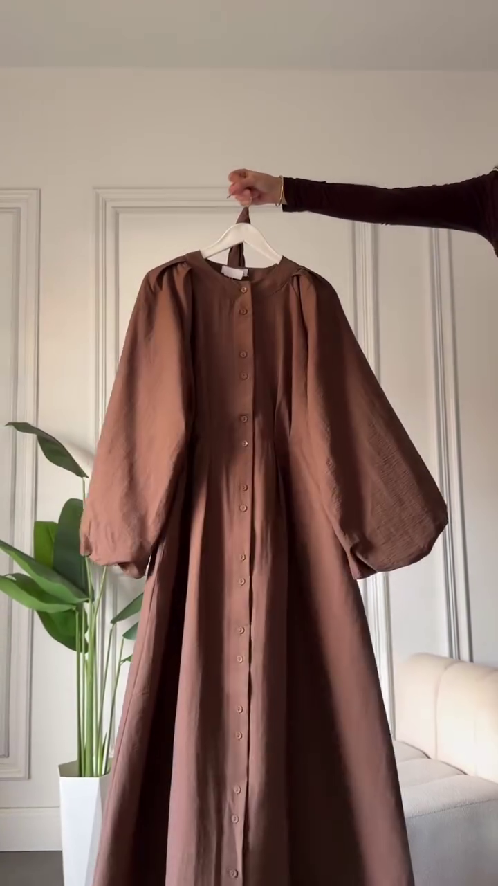 Elegant Statement: Burgundy Long-Sleeved Maxi Dress with Voluminous Sleeves