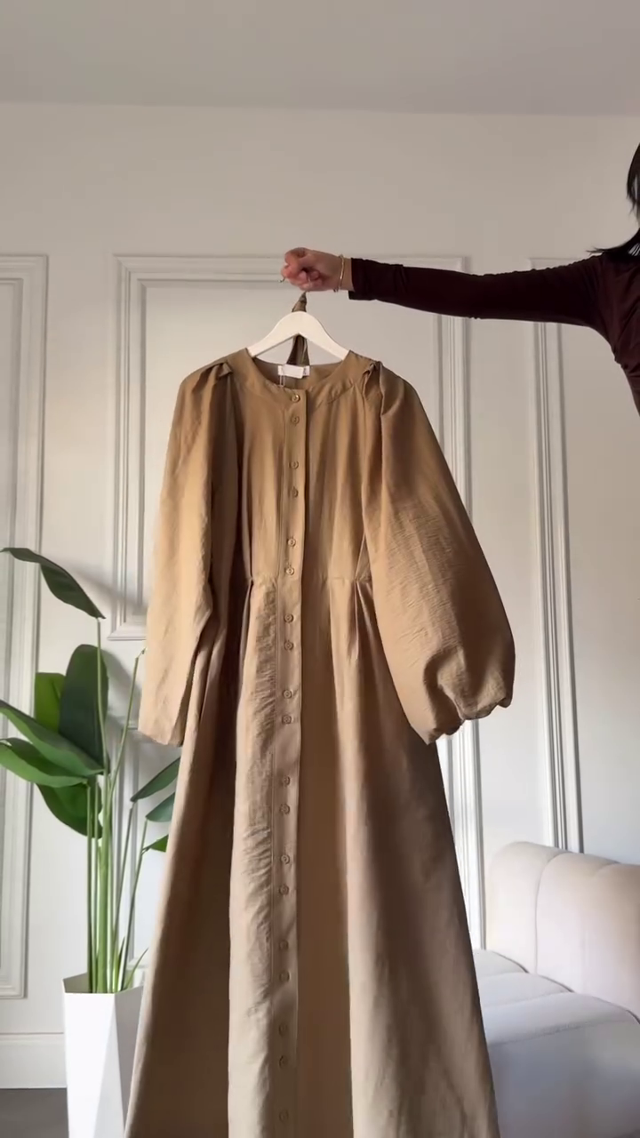 Elegant Statement: Burgundy Long-Sleeved Maxi Dress with Voluminous Sleeves