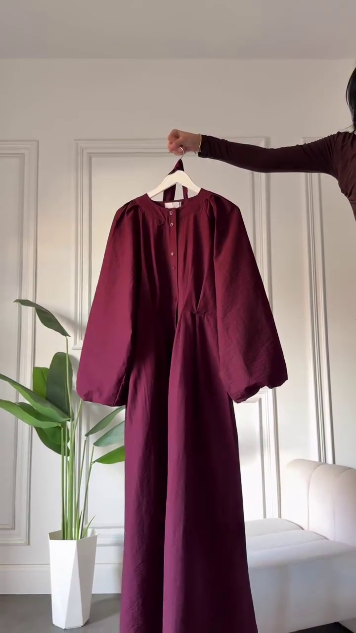 Elegant Statement: Burgundy Long-Sleeved Maxi Dress with Voluminous Sleeves