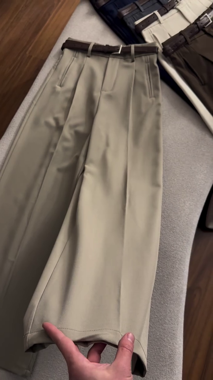 “Sophisticated Style: How to Wear High-Waisted Pleated Belted Trousers”