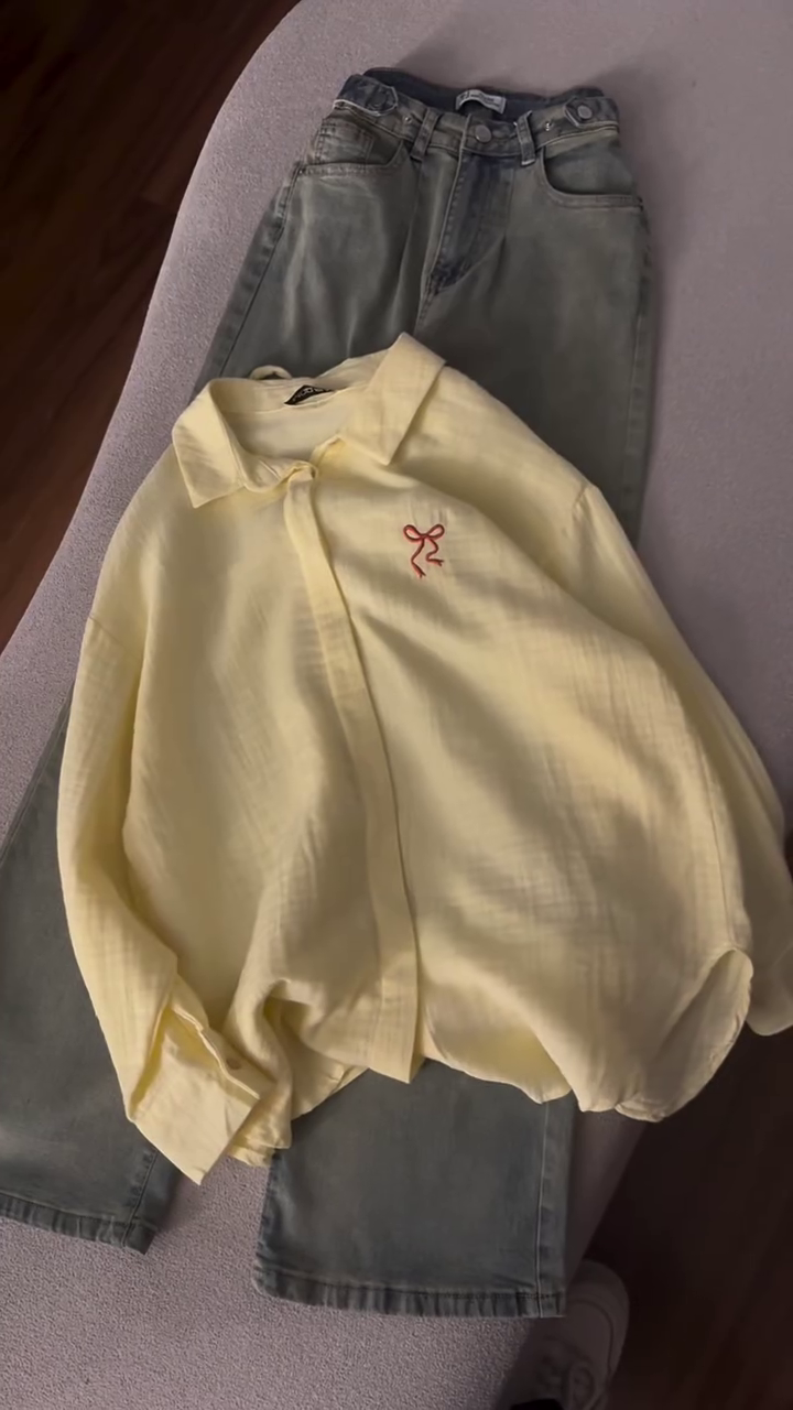 “Sunny Casual: Styling a Yellow Button-Up Shirt with Light-Wash Denim”