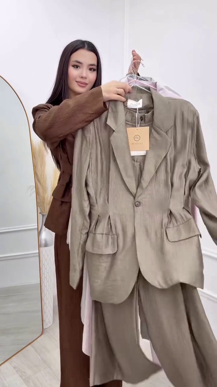 Powerful Elegance: Brown Tailored Blazer with Wide-Leg Trousers”