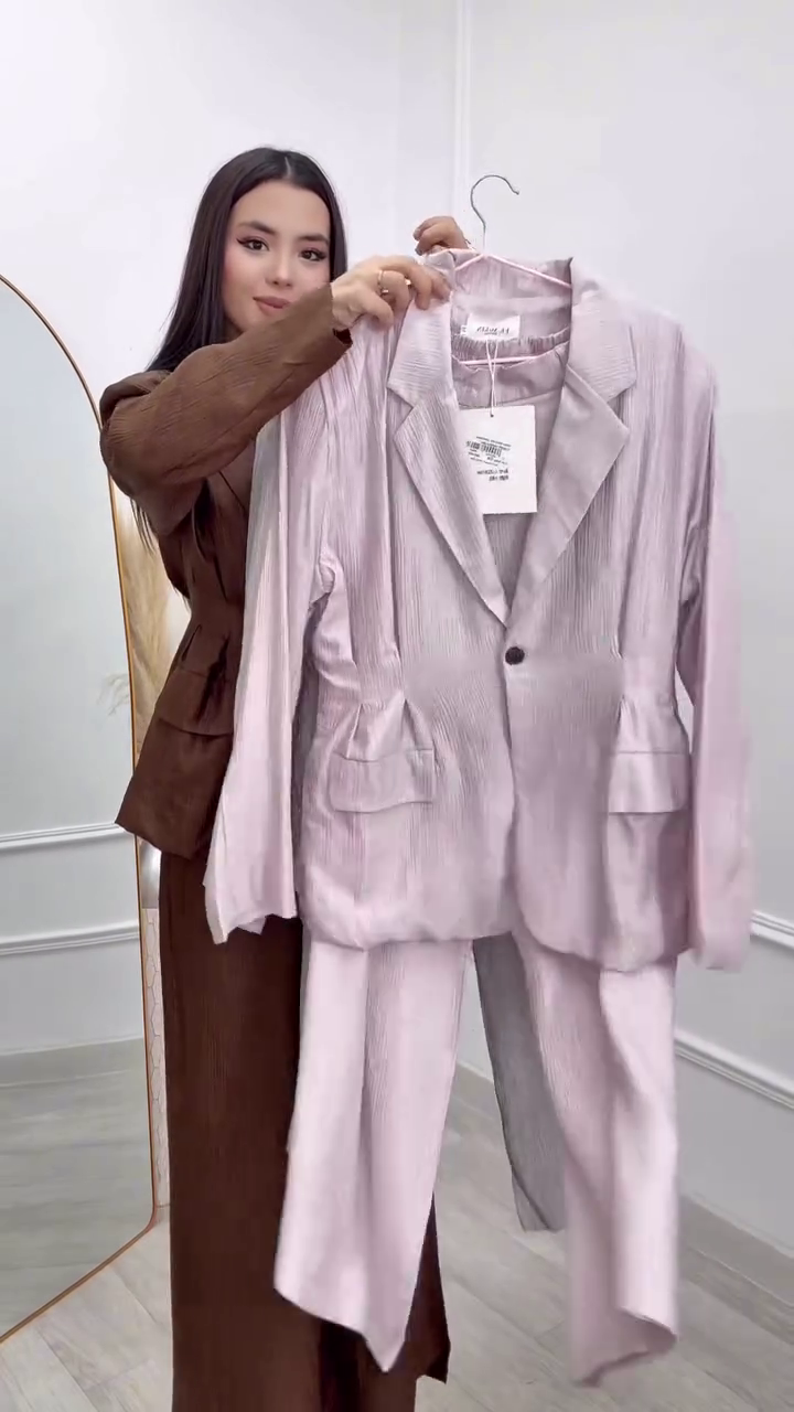 Powerful Elegance: Brown Tailored Blazer with Wide-Leg Trousers”
