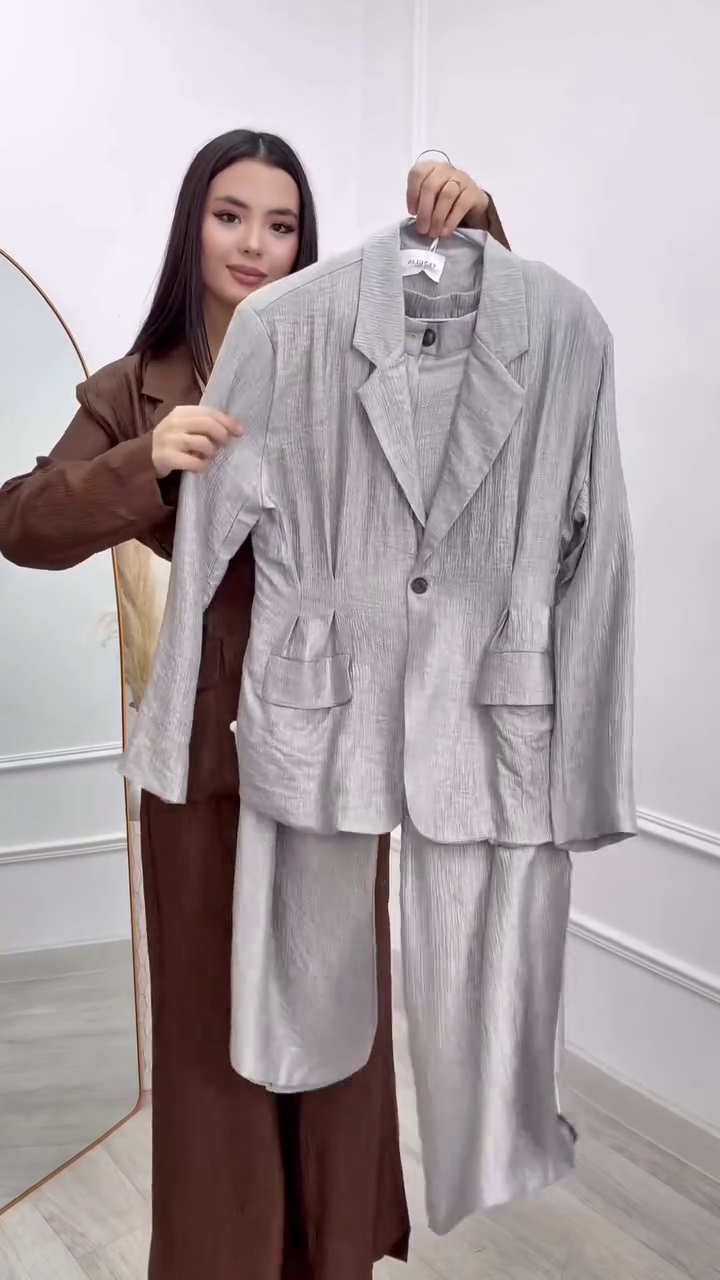 Powerful Elegance: Brown Tailored Blazer with Wide-Leg Trousers”