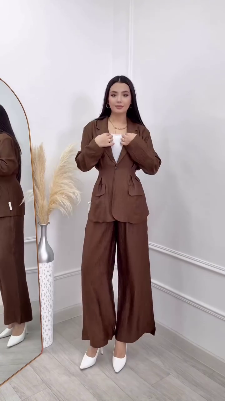 Powerful Elegance: Brown Tailored Blazer with Wide-Leg Trousers”