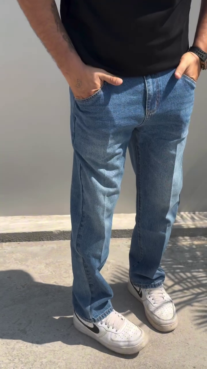 “Effortless Style: Light-Wash Baggy-Fit Denim Jeans for Men”