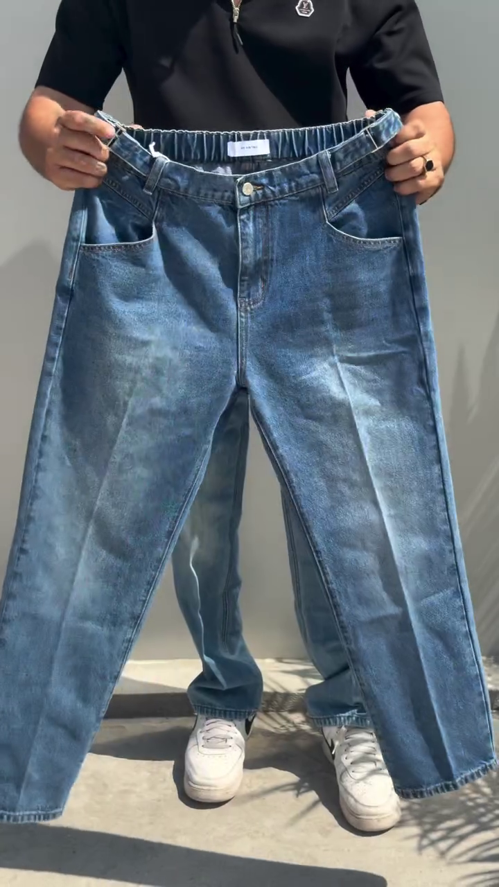 “Effortless Style: Light-Wash Baggy-Fit Denim Jeans for Men”