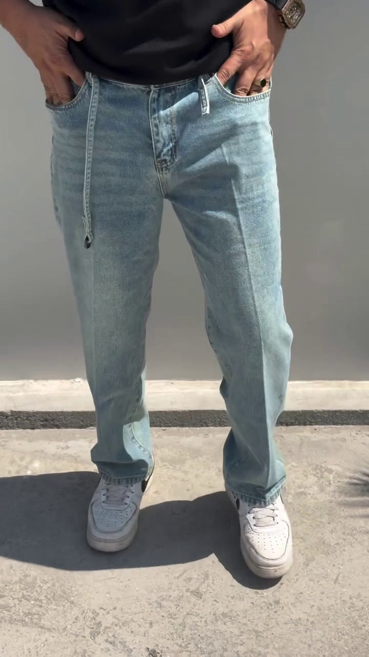 “Effortless Style: Light-Wash Baggy-Fit Denim Jeans for Men”
