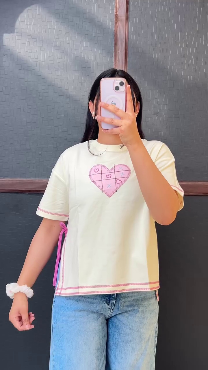 Trendy  Oversized T-Shirt Paired with Light Wash Wide Leg Jeans – Casual Korean Style Outfit for Girls