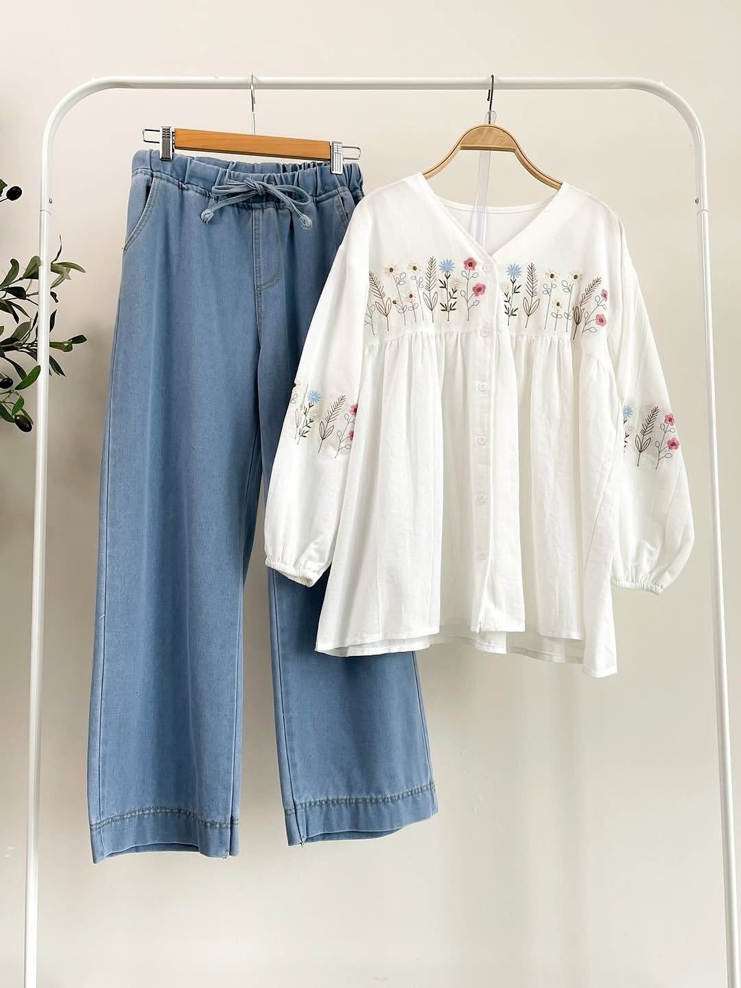 Elegant Floral Embroidered  Tunic Top with Light Wash Denim Jeans – Chic Casual Outfit for Women