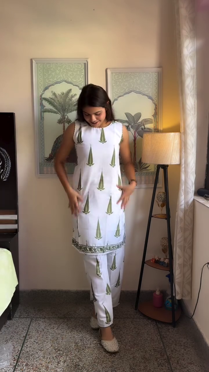 Elegant Sleeveless Printed Kurti Pant Set