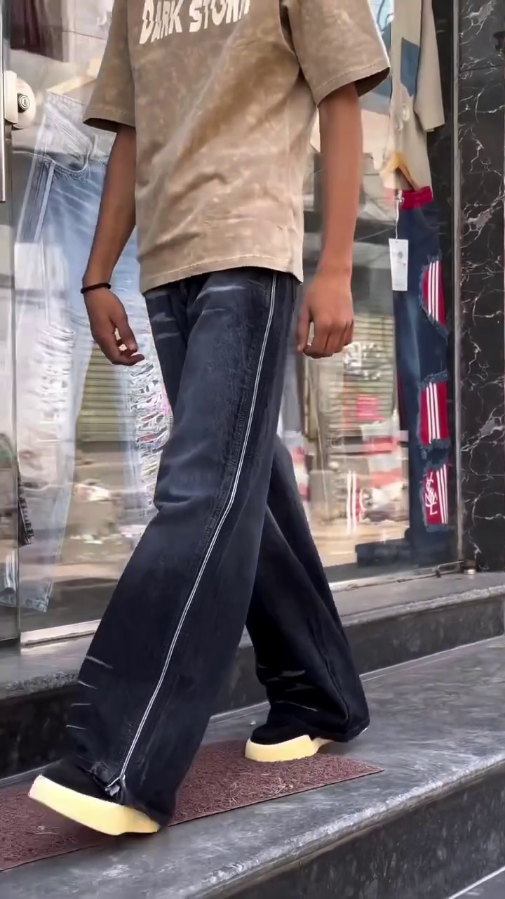 Transform Your Look with Convertible Wide-Leg Zip Jeans – One Pair, Endless Style