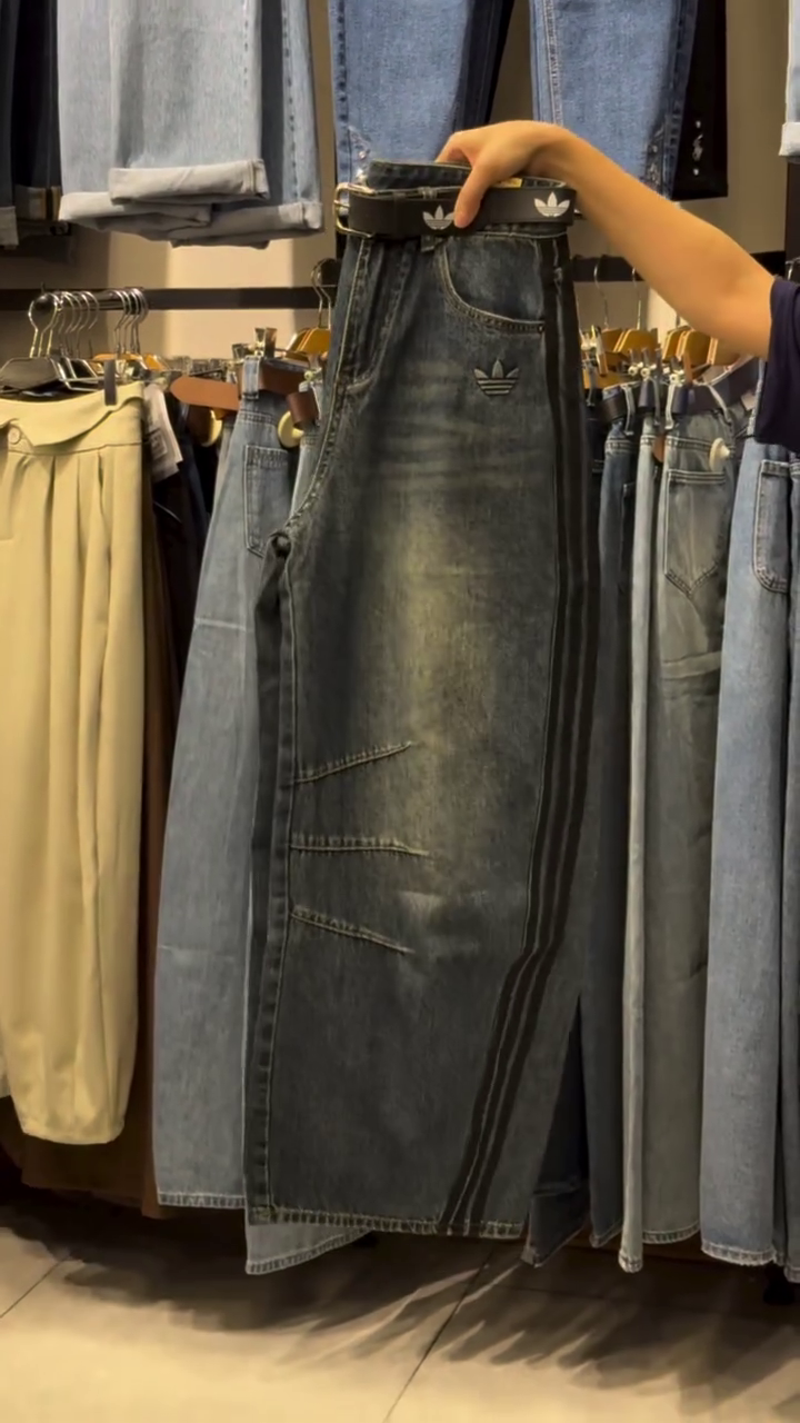 Trendy Wide-Leg Denim Jeans for a Bold and Modern Look