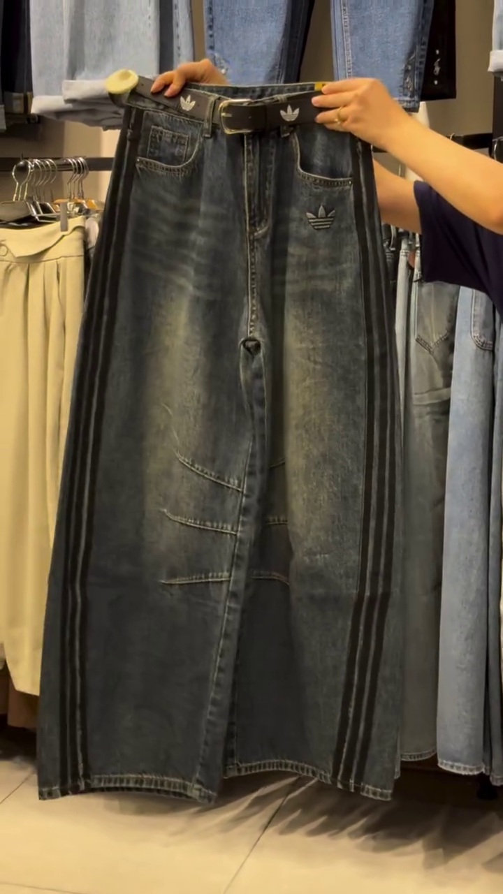 Trendy Wide-Leg Denim Jeans for a Bold and Modern Look