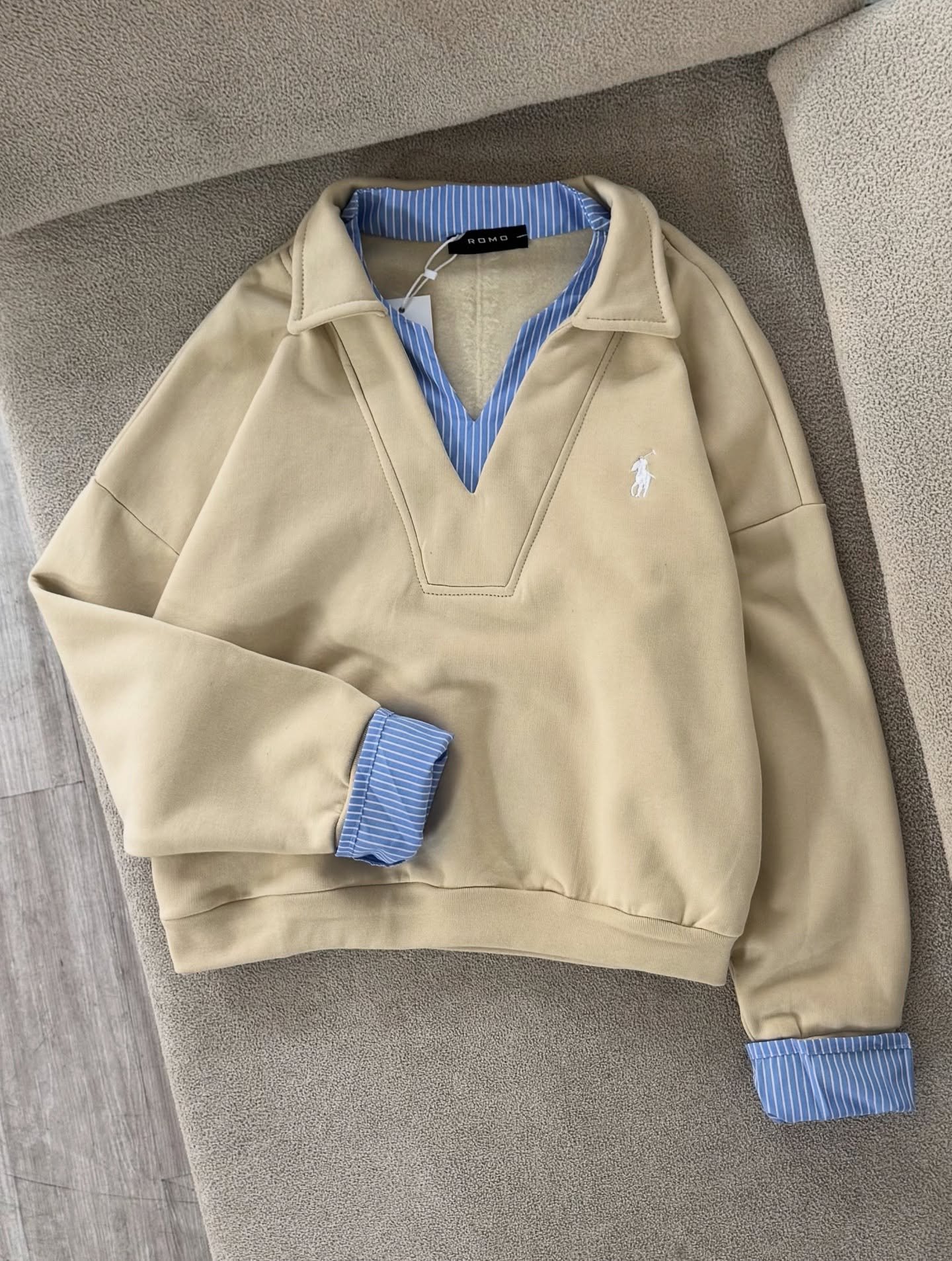 Elegant Cream Sweatshirt with Blue Striped Collar – A Perfect Blend of Comfort and Style